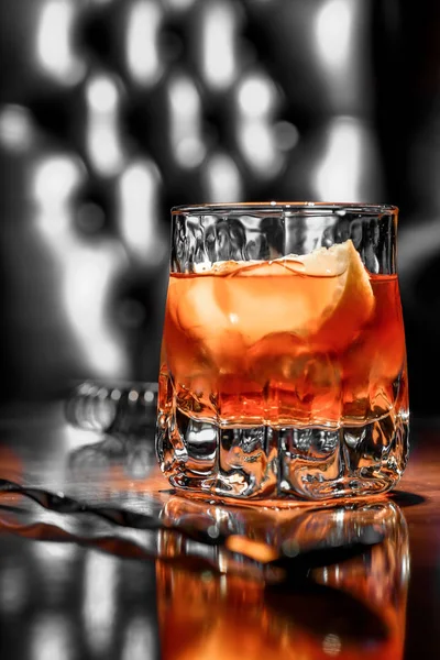 Cocktail à l'ancienne avec tranche d'orange et garniture d'écorce d'orange — Photo
