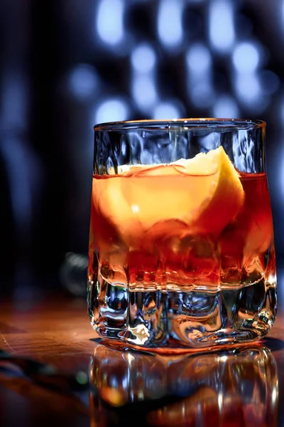 Old fashioned cocktail with orange slice, and orange peel garnish — Stock Photo, Image