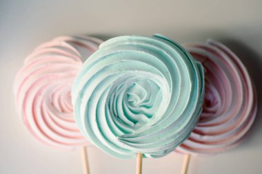 çubuk üzerinde pastel renklerde meringues