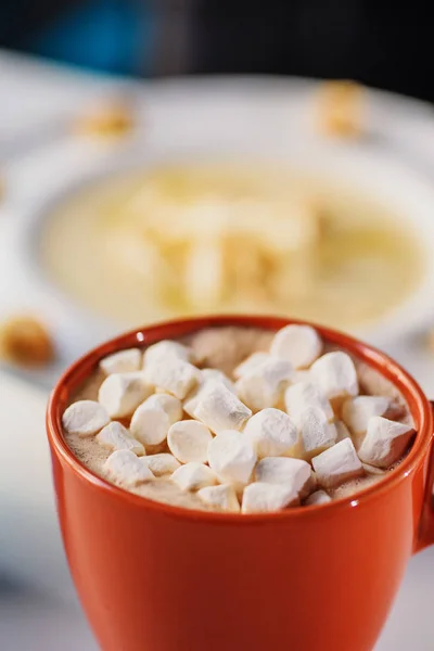 Forró csoki, marshmallows tartsa — Stock Fotó