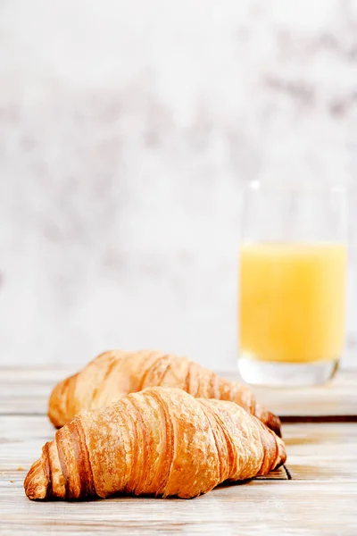 Croissants met jam en sinaasappelsap — Stockfoto