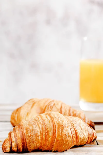 Croissants met jam en sinaasappelsap — Stockfoto