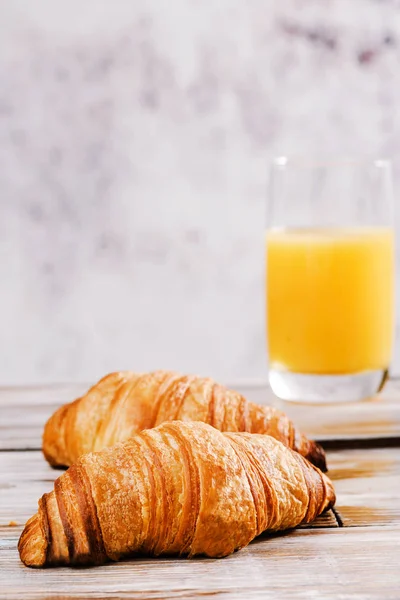 Croissants met jam en sinaasappelsap — Stockfoto