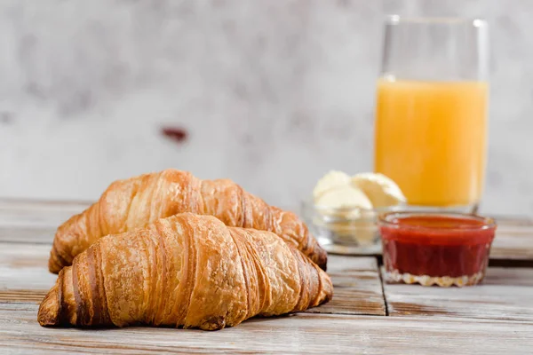 Croissant con mermelada y zumo de naranja — Foto de Stock