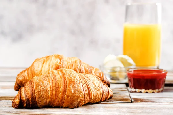 Croissant con mermelada y zumo de naranja — Foto de Stock