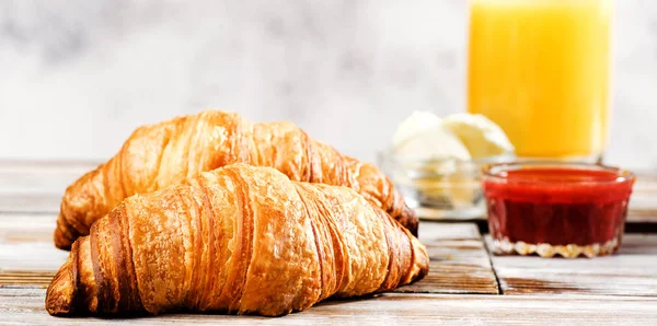 Croissant con mermelada y zumo de naranja —  Fotos de Stock