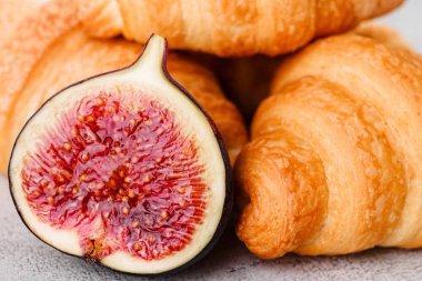 Beyaz bir arka plan kruvasan ve incir yakın çekim.