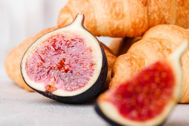 Beyaz bir arka plan kruvasan ve incir yakın çekim.