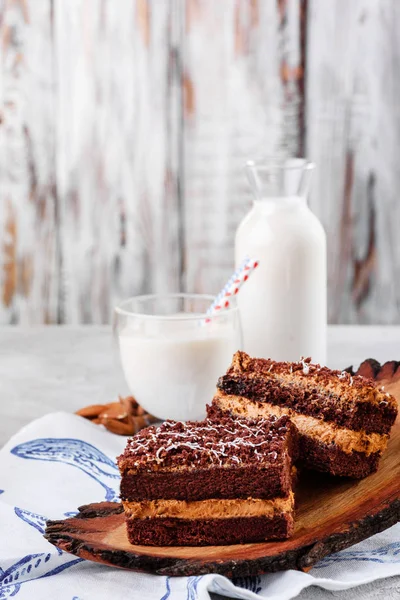 Kue coklat dengan susu di latar belakang kayu — Stok Foto