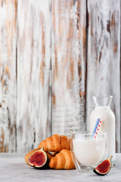 Croissant con leche sobre fondo de madera — Foto de Stock
