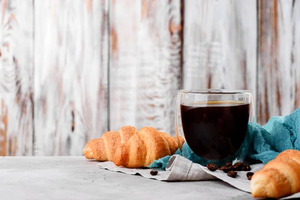 Croissant, kávé a világos háttér fa lemez — Stock Fotó