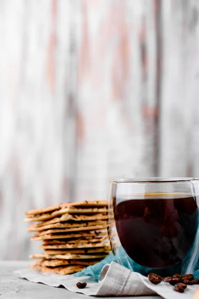 Galletas en platos de madera con café sobre un fondo claro — Foto de Stock