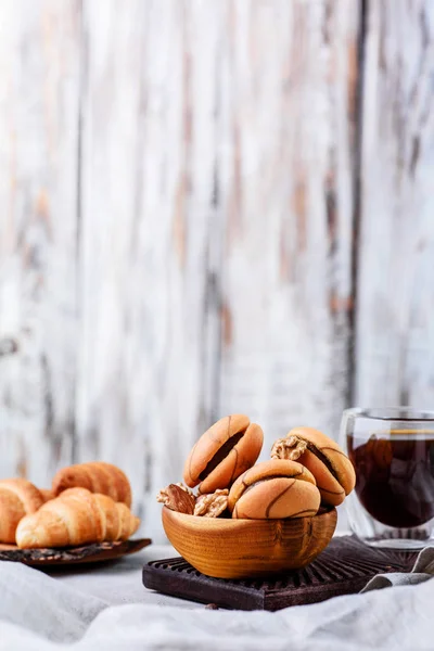 Galletas en platos de madera con café sobre un fondo claro — Foto de Stock