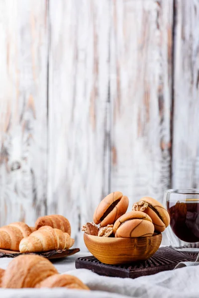 Galletas en platos de madera con café sobre un fondo claro —  Fotos de Stock