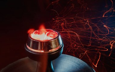 Kırmızı kömürlü Shisha nargile