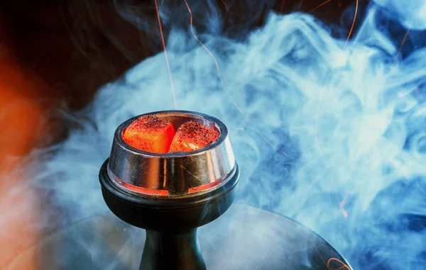 Shisha hookah με κόκκινα ζεστά κάρβουνα — Φωτογραφία Αρχείου