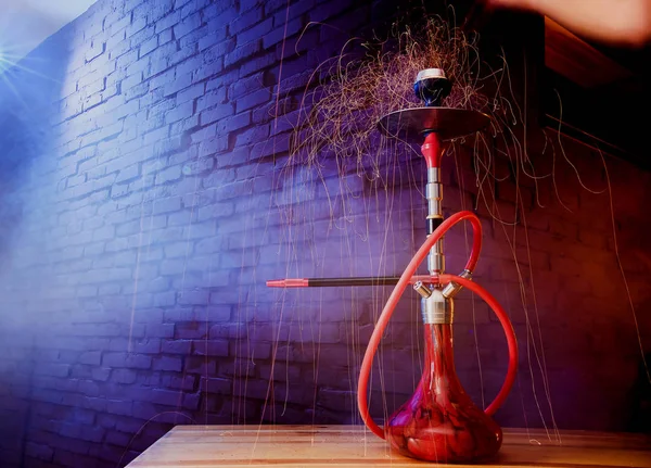 Hookah en la mesa sobre un fondo azul — Foto de Stock