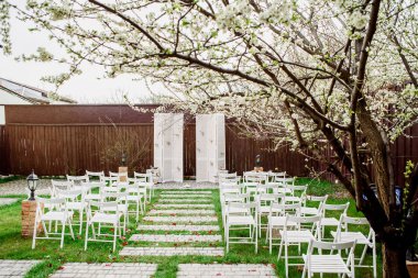 düğün töreni doğada. Düğün süslemeleri. Arch ve satır koltukları