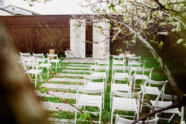 düğün töreni doğada. Düğün süslemeleri. Arch ve satır koltukları