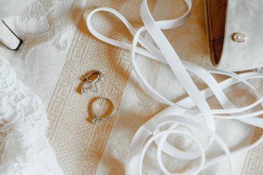 Lüks Ayakkabı ve yatağa gelin mücevher. yakın çekim