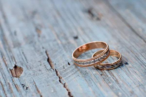 푸른 나무 배경에서 아름 다운 결혼 반지. — 스톡 사진