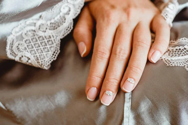 흰색 드레스에 반지와 신부의 손. — 스톡 사진