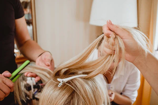 Перукар-стиліст робить стиль для нареченої, використовуючи укладання волосся . — стокове фото