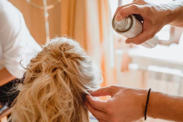 Master stylist maakt het meisje kapsel met vaststelling van de lak spray — Stockfoto