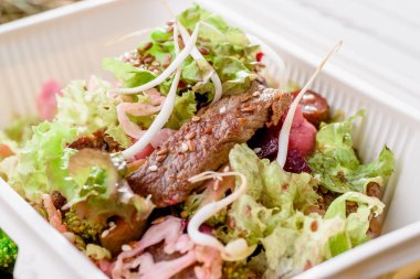 Et dilimleri ve taze sebze salatası