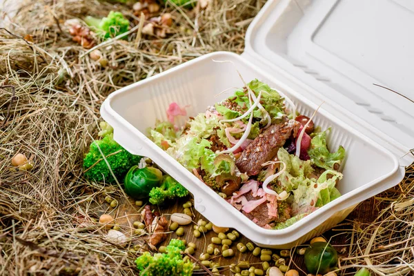 Salada com fatias de carne e muitos legumes frescos — Fotografia de Stock