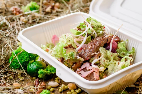 Salada com fatias de carne e muitos legumes frescos — Fotografia de Stock