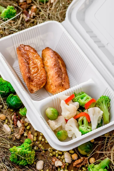 Rollos de carne frita y verduras frescas — Foto de Stock