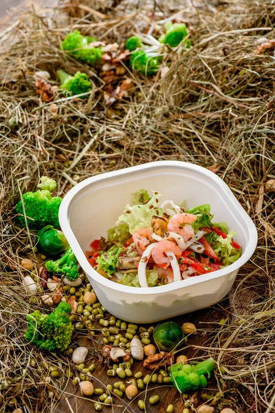 Salada com camarão. Entrega de comida saudável. Levar para a dieta . — Fotografia de Stock