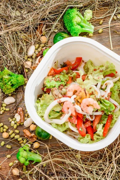 Salat mit Garnelen. Lieferung gesunder Lebensmittel. Mitnehmen für Diät. — Stockfoto