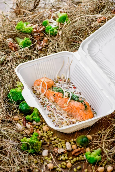 Salmão em molho creme com lentilhas e brotos de soja . — Fotografia de Stock