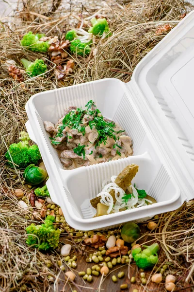 Cogumelos em molho cremoso. numa caixa branca. Leva contigo. — Fotografia de Stock