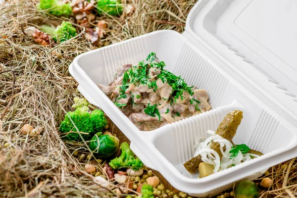 Champiñones en salsa cremosa. en una caja blanca. Llévate contigo. — Foto de Stock