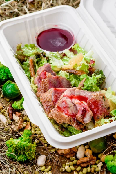 Carne frita com legumes frescos e molho vermelho — Fotografia de Stock