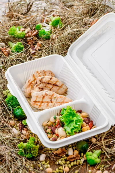 Carne grelhada com legumes em uma caixa branca. nutrição esportiva. Leva contigo. — Fotografia de Stock
