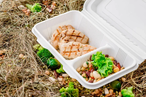 Carne a la parrilla con verduras en una caja blanca. nutrición deportiva. Llévate contigo. — Foto de Stock