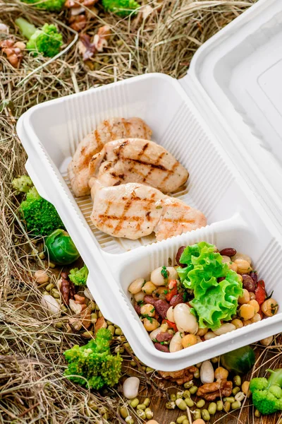 Carne a la parrilla con verduras en una caja blanca. nutrición deportiva. Llévate contigo. — Foto de Stock