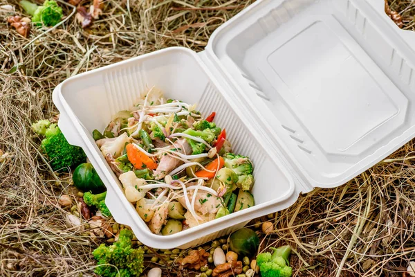 Carne com legumes em uma caixa branca. nutrição esportiva — Fotografia de Stock