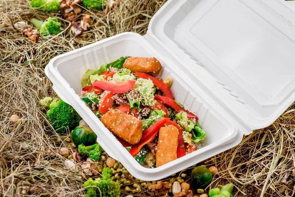 Palitos de queso con ensalada en una caja blanca — Foto de Stock