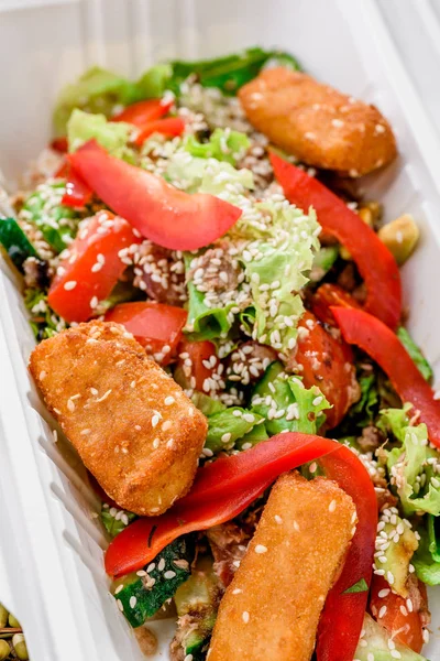 Sajt saláta egy fehér doboz rudacskák — Stock Fotó
