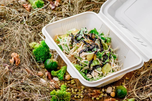 Salada de aptidão com verdes, uvas, frango — Fotografia de Stock