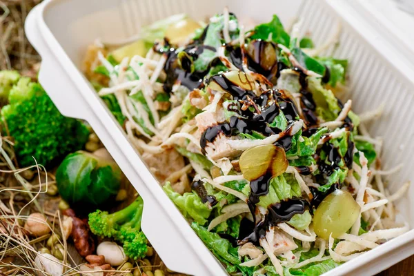 Fitness-Salat mit Gemüse, Trauben, Huhn — Stockfoto