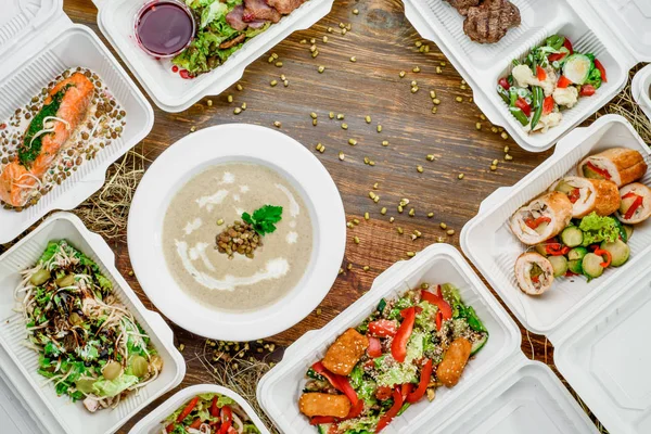 Entrega de comida saludable. Llevar para la dieta . — Foto de Stock