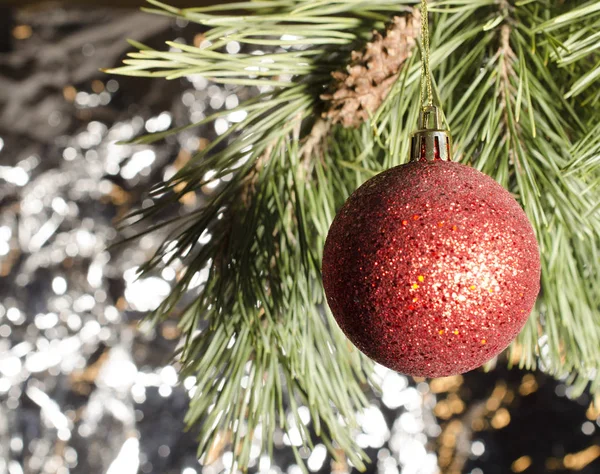 Φόντο Για Χριστούγεννα Κάρτα Γυαλιστερή Μαργαριτάρι Μπάλες Στο Χριστουγεννιάτικο Δέντρο — Φωτογραφία Αρχείου