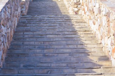 Yukarı çıkan taş merdiven tamamen taştan yapılmış.