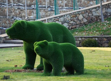 Yapay çimlerden ve ağaç figürlerinden yapılmış bir bahçe figürleri.